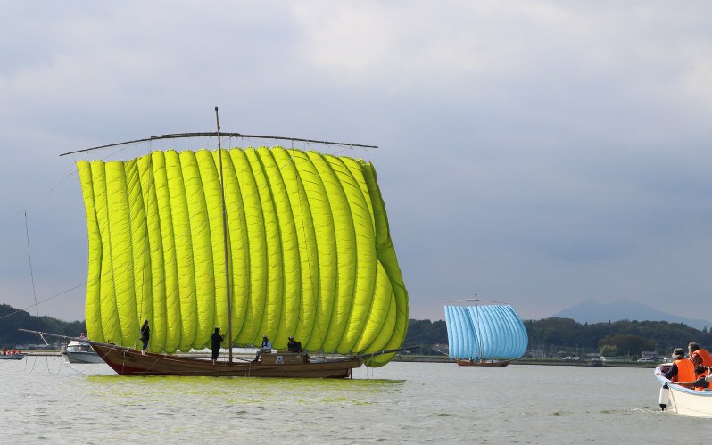 霞ケ浦：帆引き船3年ぶり操業 7色の7隻がシラウオ漁 | 毎日新聞