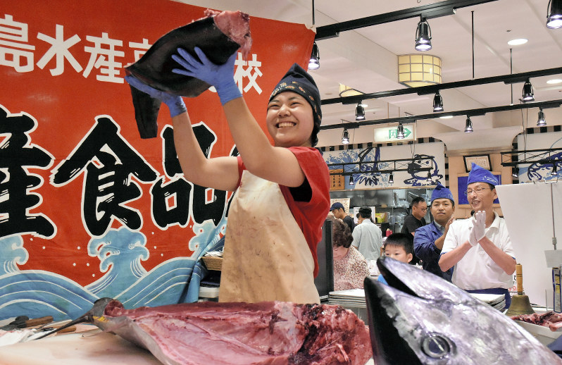 フィッシュガール 高１ 高２女子生徒がマグロ解体ショー 毎日新聞