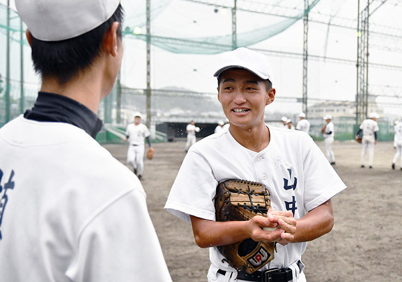 後輩とグラウンドに立つ高知商の山中大河さん(右)=高知市の同校で、井上大作撮影