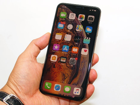 iPhone XSマックスは6.5インチと過去最大の画面サイズだが、縁が狭いため片手でも操作可能