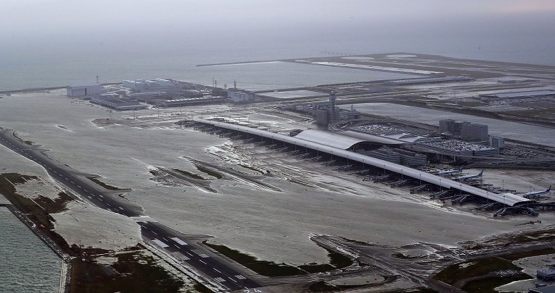 滑走路が浸水した関西国際空港=4日、本社ヘリから幾島健太郎撮影