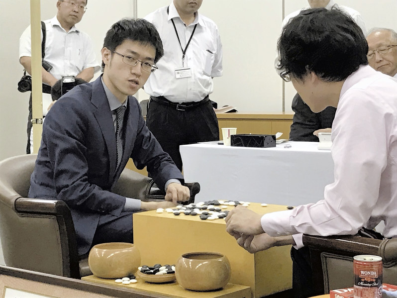 碁聖戦第3局で、本因坊文裕(右)を破り、初めての7大タイトルを獲得した許家元碁聖=大阪市の日本棋院関西総本部で8月3日、最上聡撮影