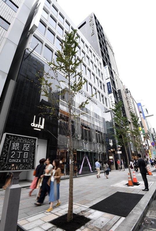基準地価の全国最高地点となった明治屋銀座ビル前=東京都中央区銀座2で2018年9月15日、竹内紀臣撮影