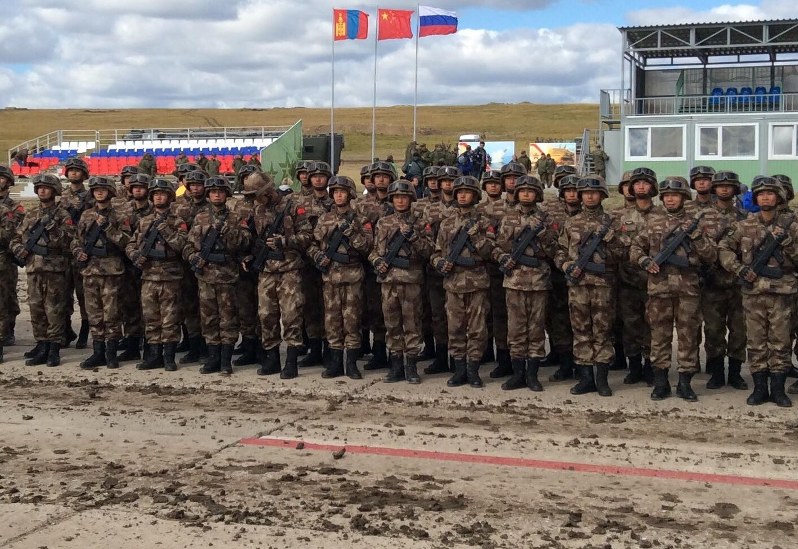 演習場に整列した中国軍=東シベリアのツゴール演習場で2018年9月13日、オクサナ・ラズモフスカヤ撮影