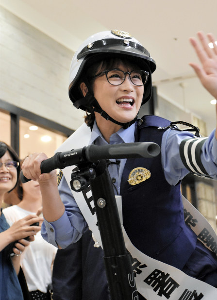 セグウェイに乗り、市民に手を振る鈴木奈々さん=茨城県つくば市研究学園5のイーアスつくばで