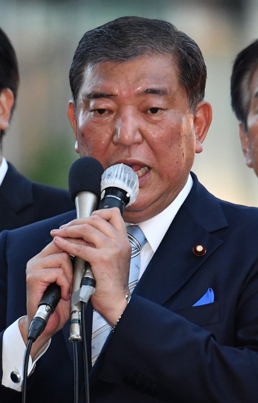 自民党総裁選の街頭演説会で支持を訴える石破茂元幹事長=名古屋市中村区で2018年9月18日午後5時37分、大西岳彦撮影