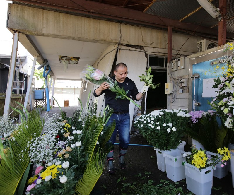 北海道地震 赤紙 判定 軒下で営業 むかわ町生花店 毎日新聞