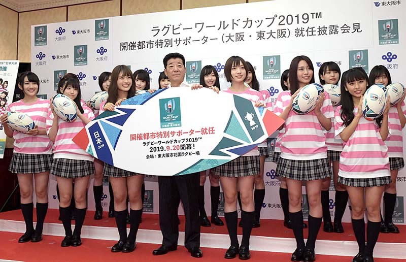 2019年ラグビー・ワールドカップ日本大会の開催都市のひとつ、東大阪市の特別サポーターに就任し、松井一郎・大阪府知事(中央)と記念撮影に応じるNMB48のメンバー=大阪市中央区の大阪府公館で2018年9月18日、平川義之撮影