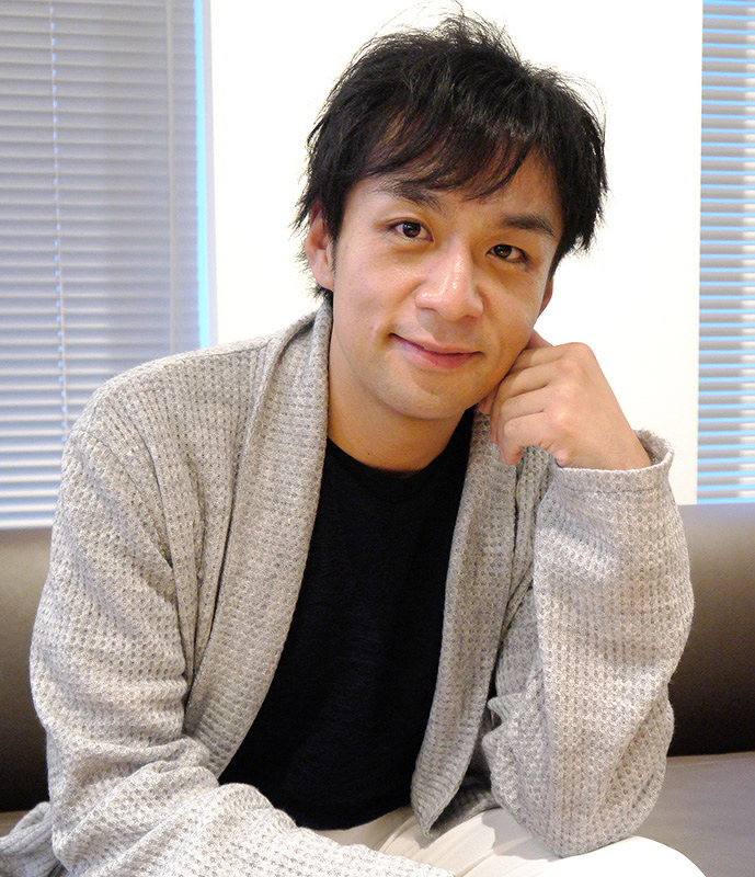 「今回のアルバムが好評なら、今流行のJポップのカバーにも挑戦したい」と話す藤澤ノリマサ。You Tubeで公開している動画もラフな服装で親しみを感じさせる=大阪市中央区で、田中博子撮影
