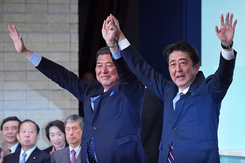 自民総裁選：安倍首相が連続3選 石破元幹事長破る [写真特集13/10