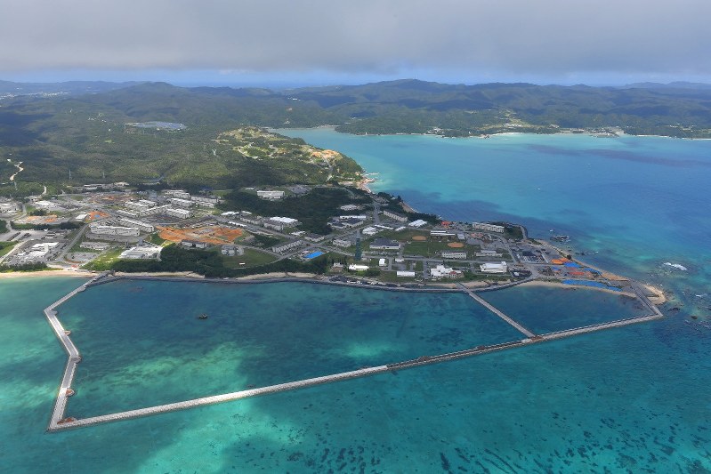 埋め立て工事が進む辺野古沿岸部。中央は米軍キャンプ・シュワブ=沖縄県名護市で2018年9月16日、本社ヘリから森園道子撮影