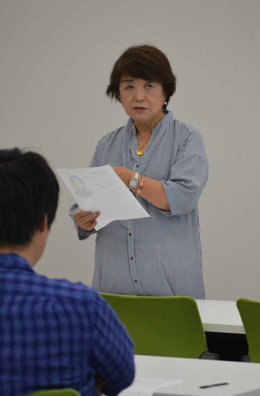 説明会で町民劇の意義や内容について説明する青木淑子さん=福島県富岡町の町文化交流センター「学びの森」で2018年9月9日午前10時3分、吉田卓矢撮影