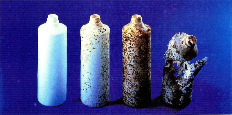 堆肥(たいひ)の中で分解が進む生分解性プラスチック製ボトル。左から分解前、2週間後、4週間後、6週間後=日本バイオプラスチック協会提供