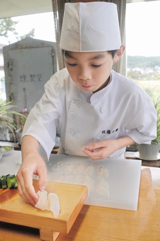 すしを握る11歳のころの佐藤元重さん=青森県八戸市鮫町の洋望荘で2009年10月4日、矢澤秀範撮影