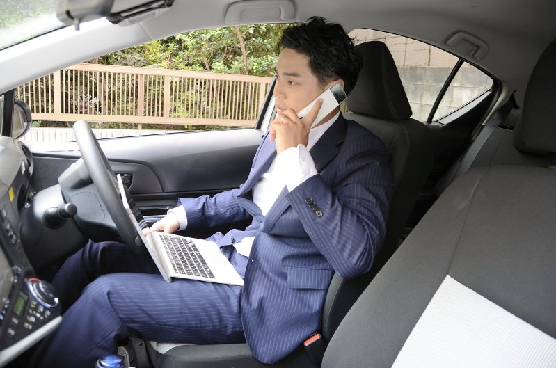 カーシェア増 車は私的空間 商談 カラオケ 仮眠で利用 毎日新聞