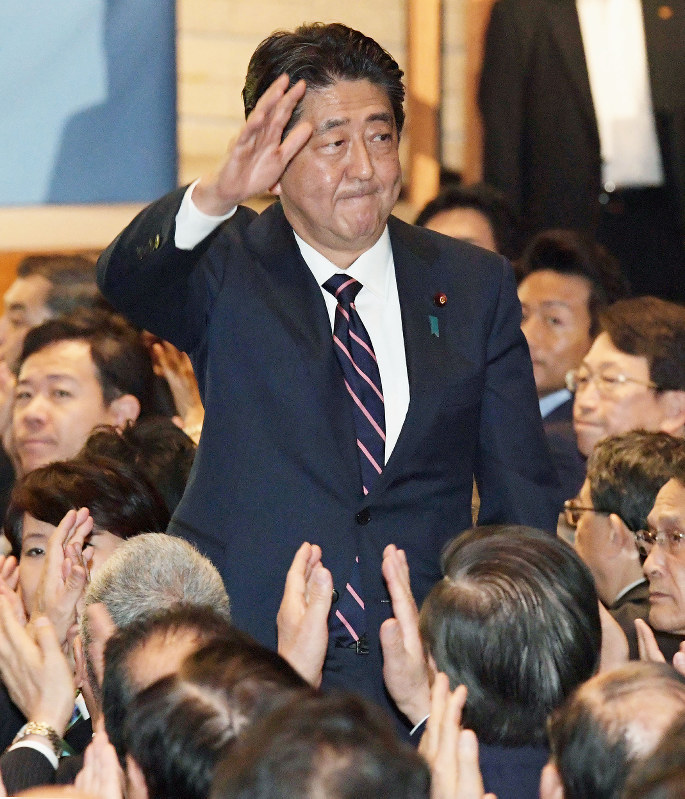 自民党の総裁に選ばれ、手を上げる安倍晋三首相=党本部で2018年9月20日午後2時10分、川田雅浩撮影
