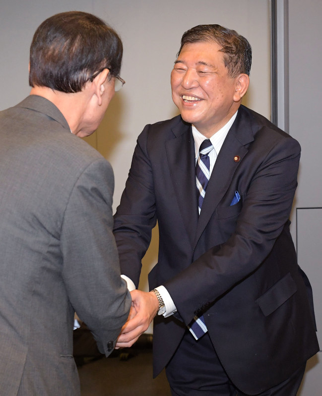 自民党総裁選投開票日から一夜明けて、同党議員にあいさつをする石破茂元幹事長(右)=衆院第1議員会館で2018年9月21日午前、川田雅浩撮影