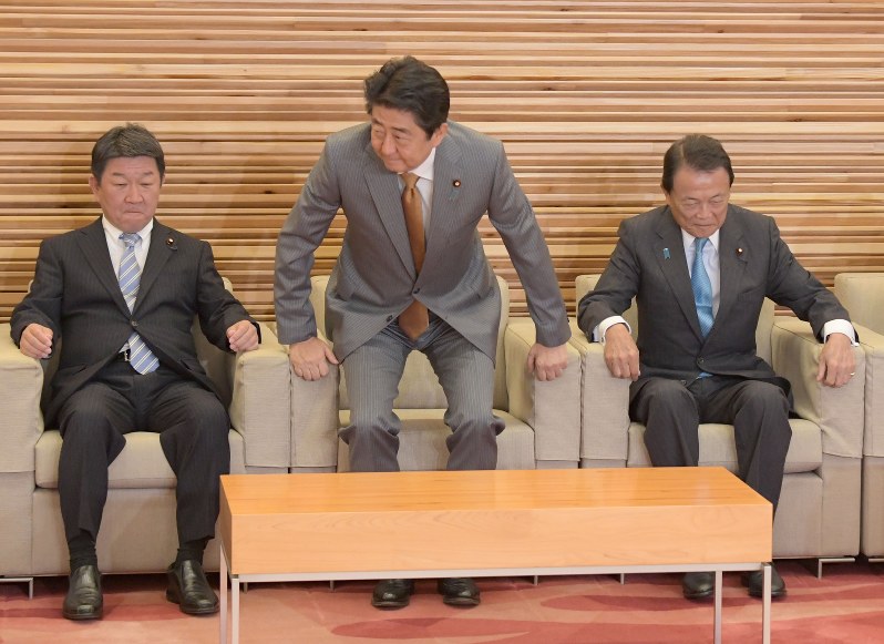 閣議に臨む(左から)茂木敏充経済再生担当相、安倍晋三首相、麻生太郎財務相=首相官邸で2018年9月21日午前9時33分、川田雅浩撮影