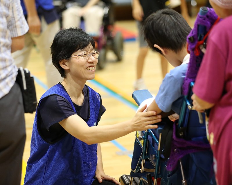 特別支援学校で子どもたちに声をかける高橋真理子さん(左)=東京都武蔵村山市で、佐々木順一撮影