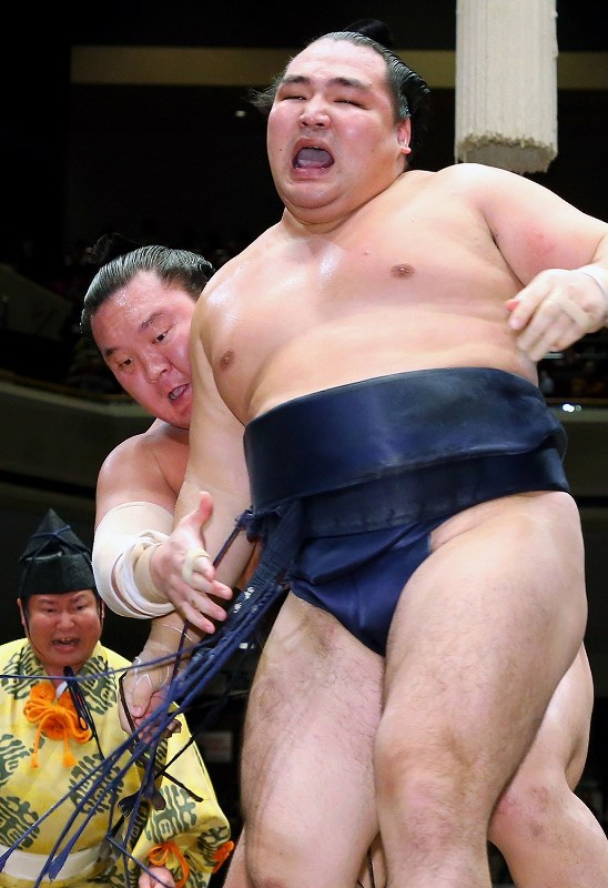 大相撲：白鵬14回目の全勝優勝 最多更新 稀勢は10勝 [写真