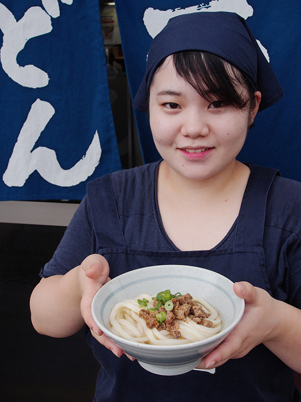 かけ放題の「謎肉」をのせたうどん=高松市鹿角町の中西うどんで2018年9月22日、植松晃一撮影
