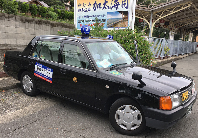 車には「乗合タクシー」とステッカーがはられている=和歌山市提供