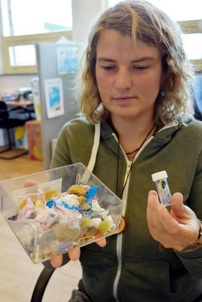 北海のフルマカモメの体内から見つかるプラスチックごみの平均量（右の容器内０．３１グラム）を人間の体で置き換えると、箱（左）に入った量ほどにもなる＝デン・ヘルダーで