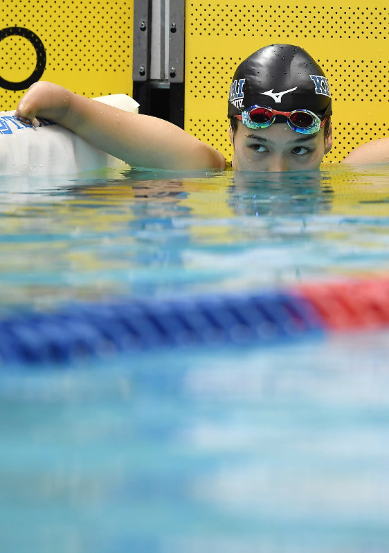 女子100メートル背泳ぎ(運動機能障害S9)決勝で4位でフィニッシュし、タイムを確認する一ノ瀬=久保玲撮影