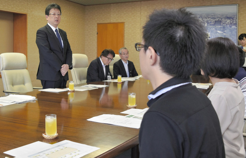 熊本市民病院と患者遺族の意見交換会に参加した花梨ちゃんの両親(手前)と、あいさつする大西一史市長=熊本市役所で2017年7月30日、城島勇人撮影