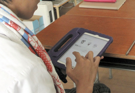 タブレットでチャットボットのパルと会話する男子生徒＝仙台市内で２０１８年９月１８日