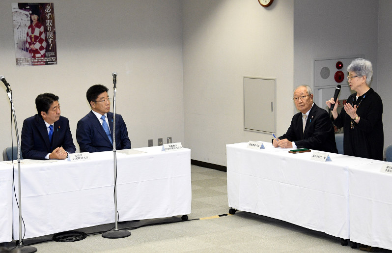 「全拉致被害者の即時一括帰国を!国民大集会」の前に安倍晋三首相(左端)や加藤勝信拉致問題担当相(左から2人目)と面談する拉致被害者家族会の横田早紀江さん(右端)と飯塚繁雄代表(右から2人目)=東京都千代田区で2018年9月23日、丸山博撮影