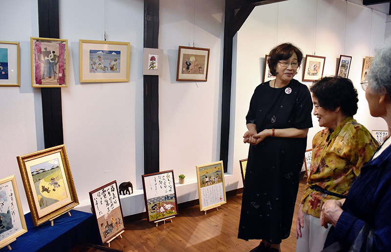 作品を説明する青田恵子さん(左)=大津市中央1の「ギャラリーQ」で、諸隈美紗稀撮影