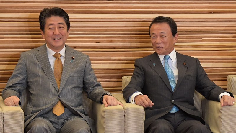 来年は約束通り消費税を上げるのか(安倍晋三首相=左=と麻生太郎財務相=右、9月21日)