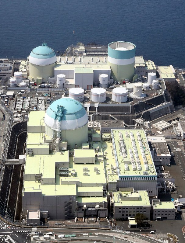 四国電力伊方原発3号機=愛媛県伊方町で2017年3月、本社ヘリから幾島健太郎撮影