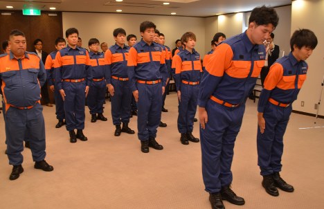 そろいのユニホームで辞令交付を受ける学生団員