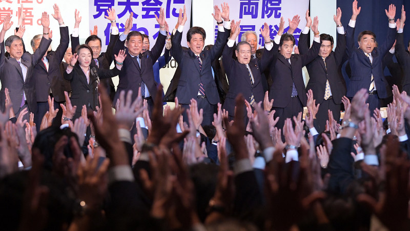 自民党大会に代わる両院議員総会の最後に、バンザイをする総裁に選出された安倍晋三首相(奥中央)ら=東京都千代田区の自民党本部で2018年9月20日、川田雅浩撮影