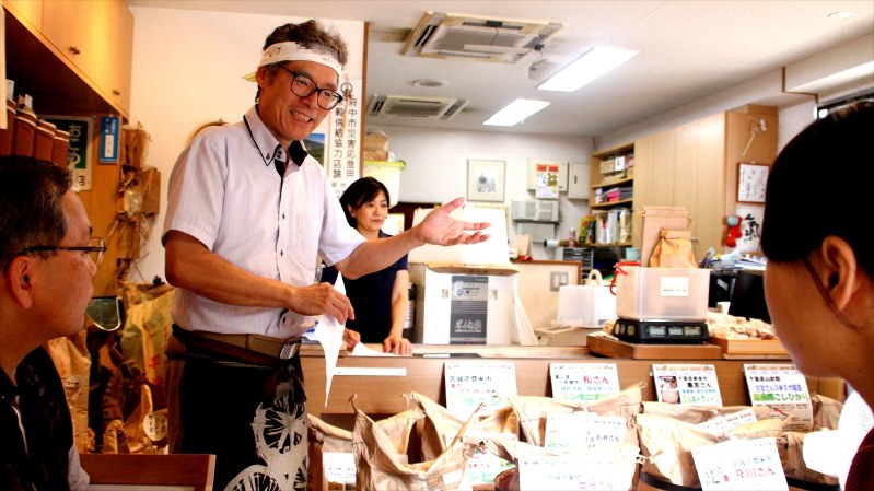「まちゼミ」でお米について講義する天地米店の店主、小澤量さん=筆者撮影