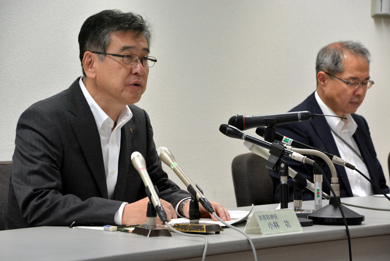 異議審の決定を受け記者会見する四国電力の小林功常務(左)ら=高松市の四電本店で2018年9月25日、岩崎邦宏撮影
