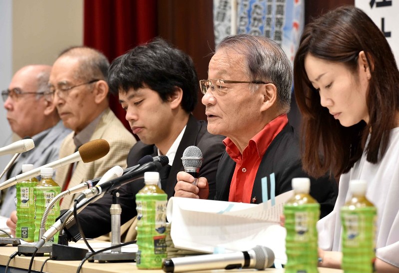 四国電力伊方原発3号機の再稼働が認められ、記者会見をする河合弘之弁護士(右から2人目)ら=広島市中区で2018年9月25日、平川義之撮影