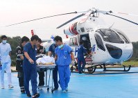 ドクターヘリで搬送され、救命救急センターに移される負傷者＝ドラマのロケ地でもある千葉県印西市の日本医科大千葉北総病院で