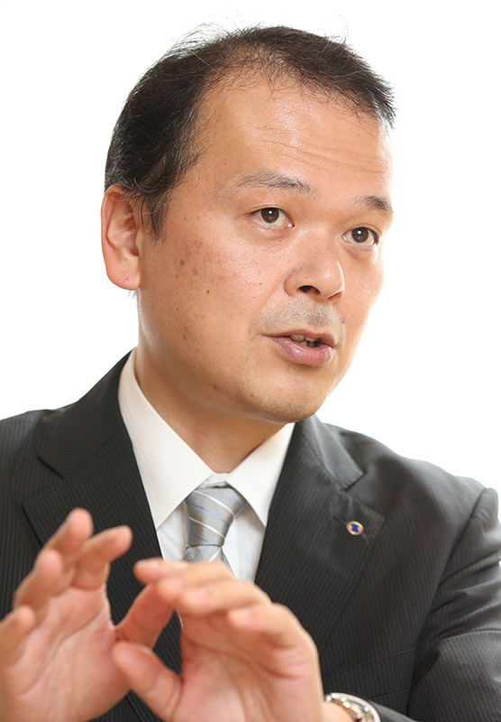 インフルエンザ治療薬「ゾフルーザ」などについて語る塩野義製薬の塩田武司・医薬研究本部長=大阪府豊中市で、梅田麻衣子撮影