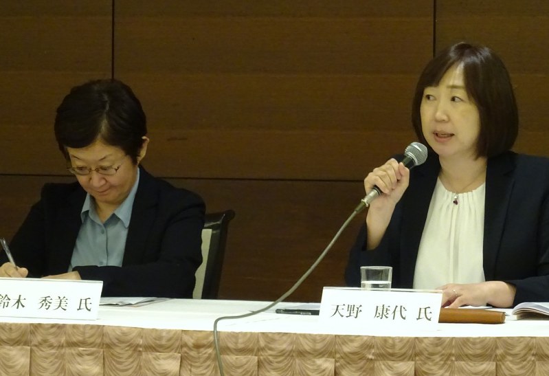 分科会「岐路に立つ実名報道」で基調講演する天野康代弁護士(右)と鈴木秀美慶応大教授=札幌市中央区で20日、青島顕撮影