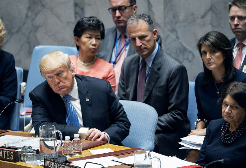 国連安全保障理事会でメンバーの話を聞くトランプ大統領=2018年9月26日、AP