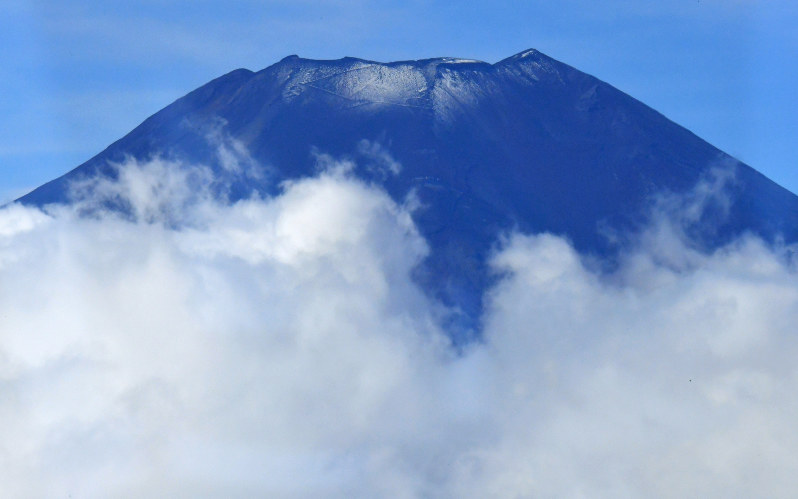 初冠雪した富士山=山梨県都留市上空で2018年9月26日午前10時24分、本社ヘリから宮本明登撮影
