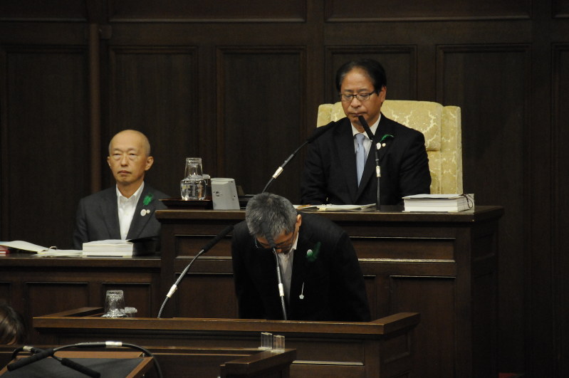 大阪府警富田林署の逃走事件を受けて頭を下げる大阪府警の広田耕一本部長(手前)=大阪市中央区の大阪府議会で2018年9月26日午後1時すぎ、三上健太郎撮影