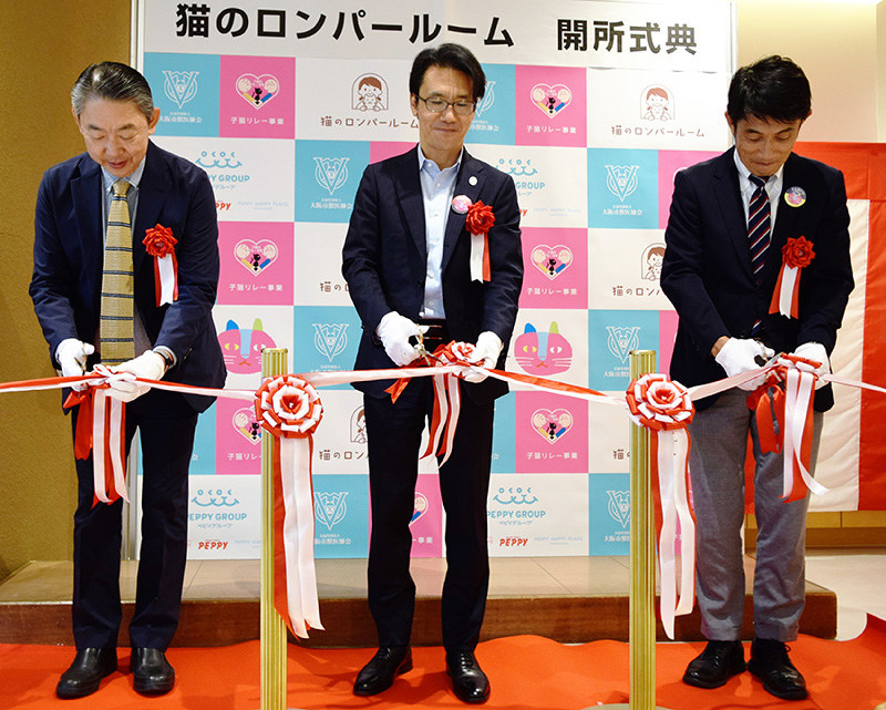 「猫のロンパールーム」開所式典でテープカットをする大阪市獣医師会の吉内龍策会長(左)ら=大阪市東成区中道3のNKスクエア玉造で、森井ひとみ撮影