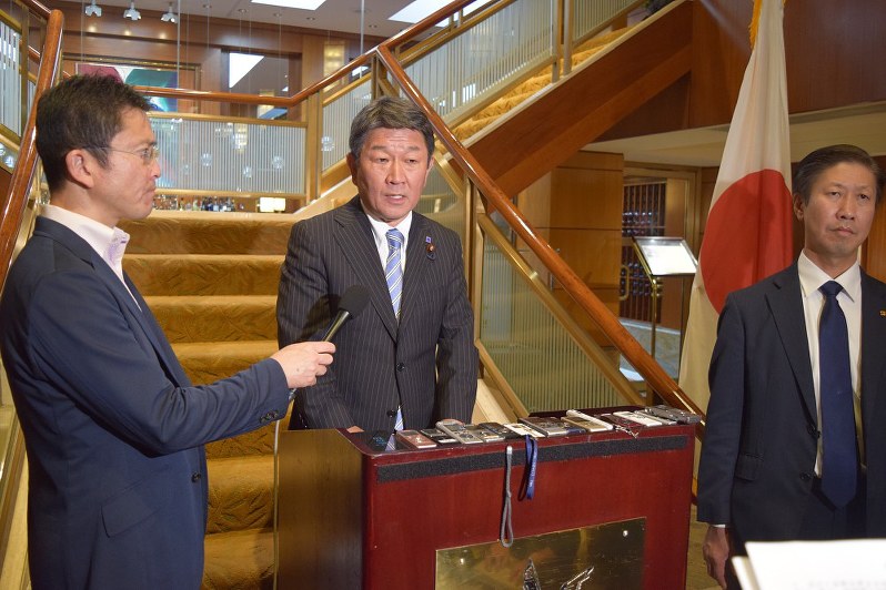 日米物品貿易協定(TAG)の交渉開始を発表する茂木敏充経済再生担当相=ニューヨークで2018年9月26日、清水憲司撮影