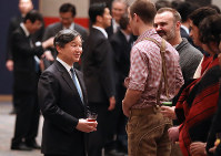 「国際青年交流会議」の懇談会で参加者と歓談する皇太子さま＝東京都千代田区のホテルニューオータニで２０１８年９月２７日午後３時３４分（代表撮影）