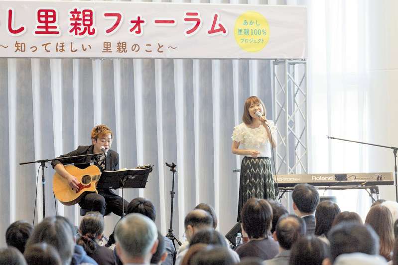 2017年10月の「あかし里親フォーラム」で歌う川嶋あいさん=兵庫県明石市提供