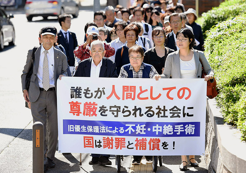 旧優生保護法に基づき不妊手術を強制されたとして、国を相手に提訴する原告ら=神戸市中央区の神戸地裁前で2018年9月28日、小松雄介撮影
